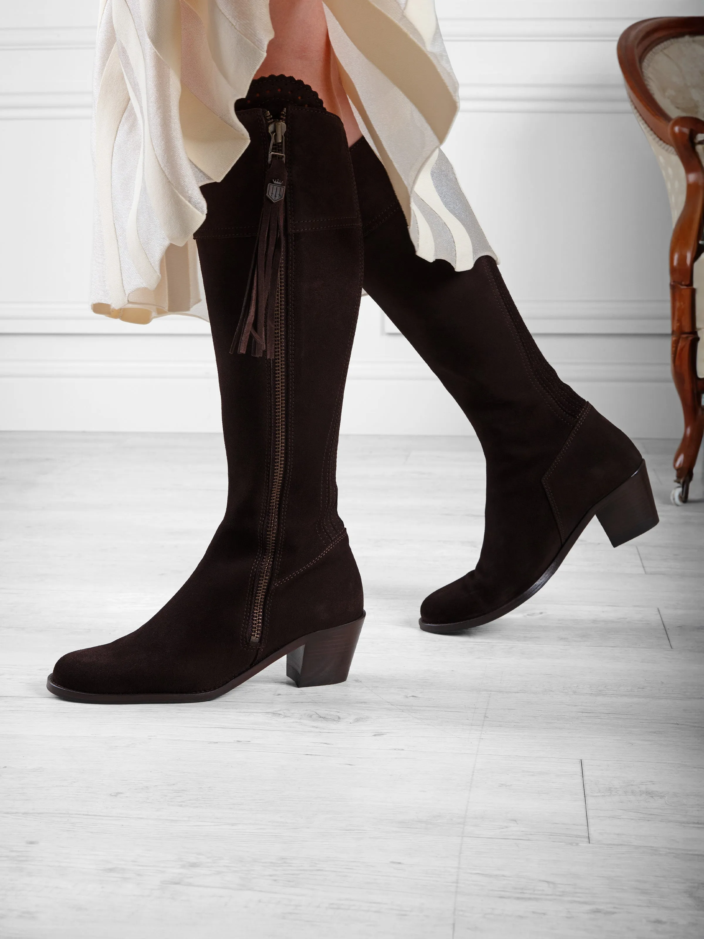 Heeled Regina (Sporting Fit) - Chocolate Suede